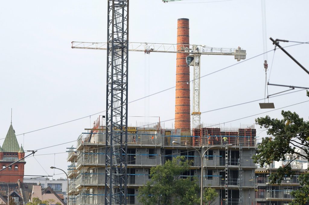 Immeuble en construction avec une grue de chantier en milieu urbain